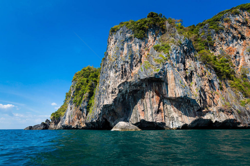 泰国热带KohMook岛上的翡翠洞ThamMorakot从海上长尾图片