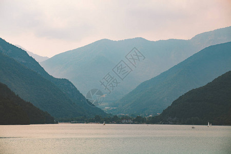 意大利的山湖Lagodisummer在云图片