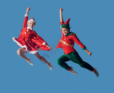 跳伞和飞翔滑稽的孩子在彼得锅和少女服图片