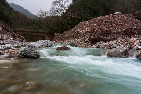 与小河的山风景图片