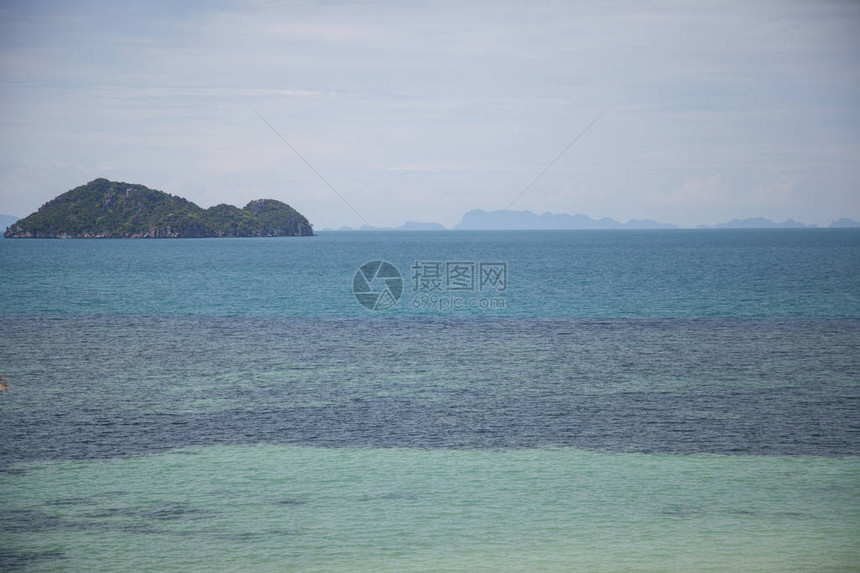 阴天海景与美丽的绿岛图片