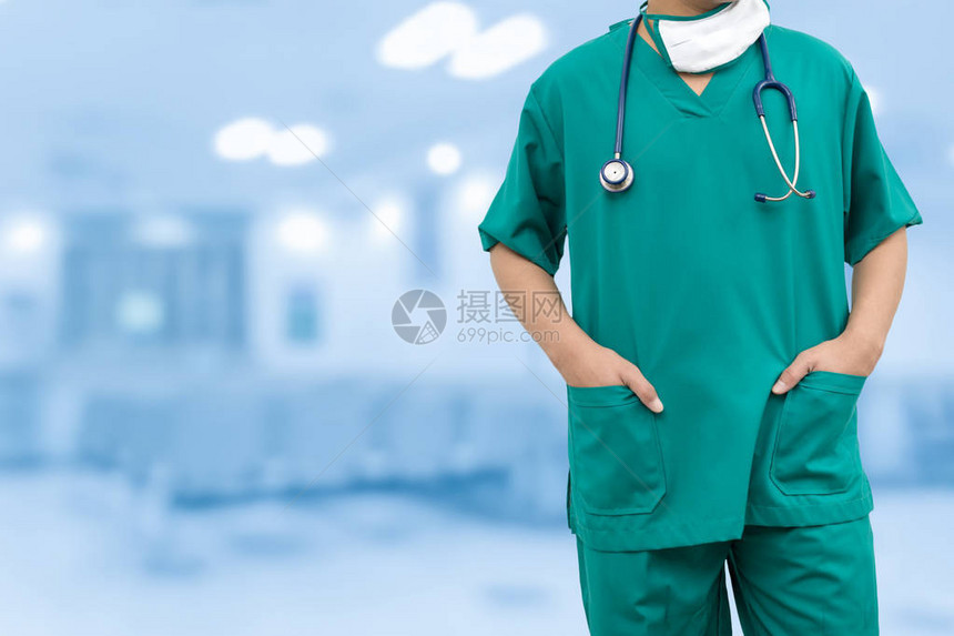 自信的外科医生穿着外科医生制服站在医院里医疗和外图片