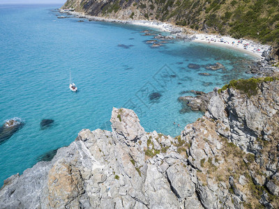 漂浮在透明海面上的停泊船的鸟瞰图海滩与海角俯瞰大海赞布罗内图片