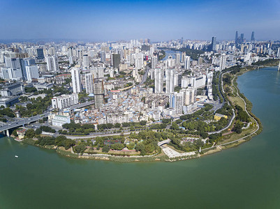 城市里河滨城区住宅建筑的高层半岛该图片