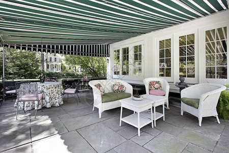 豪华住宅的露台带绿色遮阳篷图片