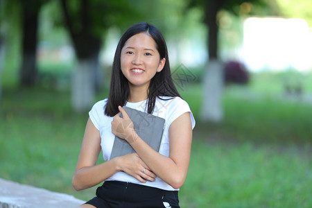 在鲍勃白色东亚女人绿色公园背景中的黑头发的女孩少年背景图片