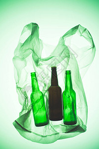 透明塑料袋玻璃瓶装在绿图片