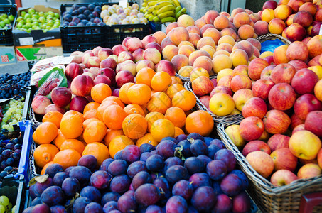 市场摊位上的水果图片