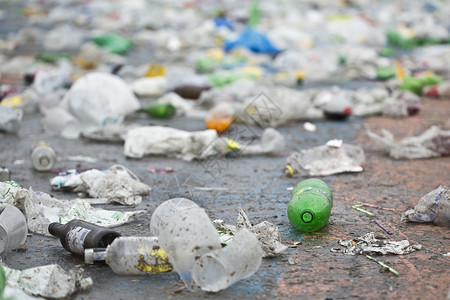 地上的塑料瓶和更多的垃圾图片