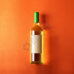 一瓶白葡萄酒橙色背景图片