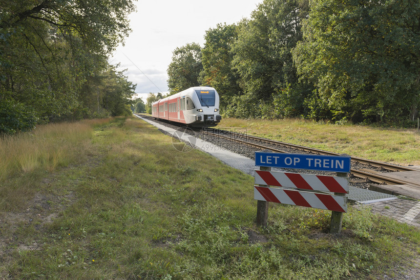 通过带有警告标志的柴油火车请注意在荷兰Aalten和Winterswijk之间的Achterhoek平图片