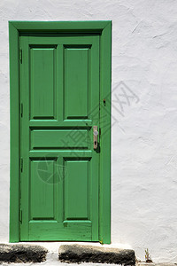 西班牙兰萨罗特岛的一块彩色绿木头作为窗门图片