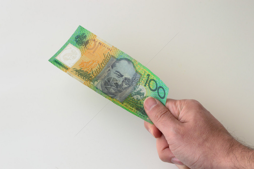 男人手里拿着百澳元钞票手持1图片