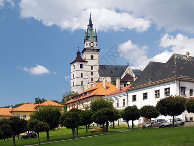克雷姆尼察镇主要广场和克雷姆尼察城堡的夏季景观背景图片