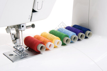 缝纫机和一套带线的卷轴图片