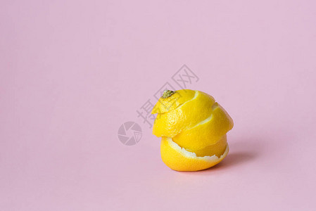 粉红背景的柠檬皮作为回收循环经图片