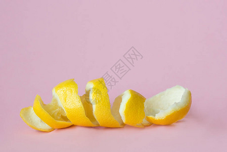 粉红背景的柠檬皮作为回收循环经背景图片