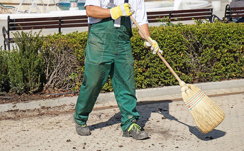 街道清洁工用扫帚工作图片
