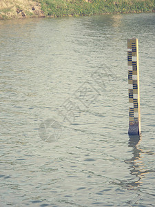 测量大坝中的水位图片