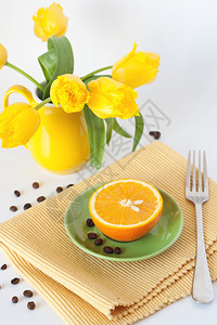 早餐多汁的橙子和一束黄色郁金香图片