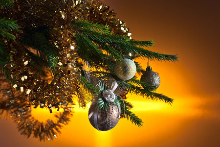 毛皮树枝上的圣诞饰品图片