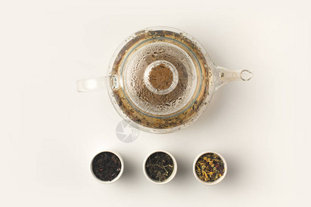 玻璃茶壶中的草药茶和白图片