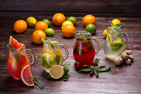 有冰浆果和柑橘水果的夏季饮料各图片