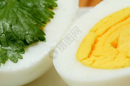 用欧芹装饰的煮熟的鸡蛋背景图片