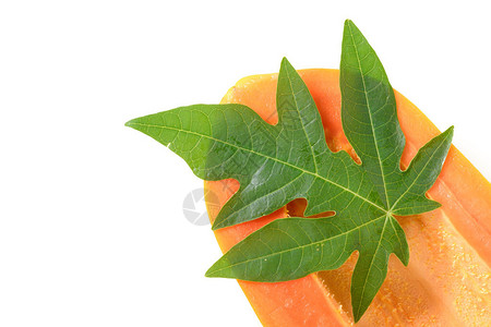 木瓜水果被切片和叶子隔离图片