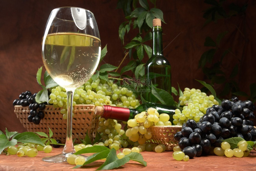 白干葡萄酒新鲜的葡萄串图片
