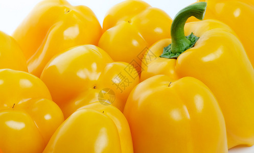 黄色甜椒关闭在白色背景背景图片