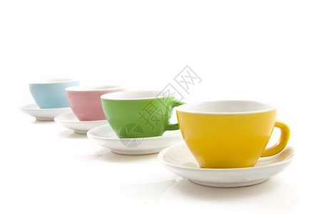 白色隔离的咖啡或茶的彩色杯子图片