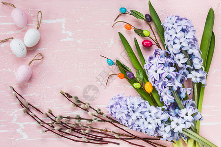 带花和装饰鸡蛋的复活节背景顶视图片