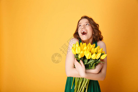 以黄色的郁金香花束为一幅图片