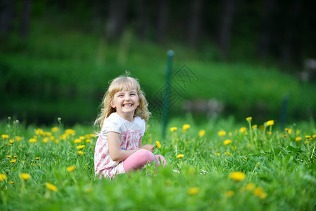 坐在花丛中的小女孩图片