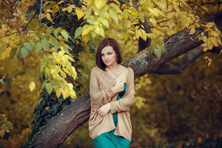 秋天公园穿绿裙子的美丽年图片