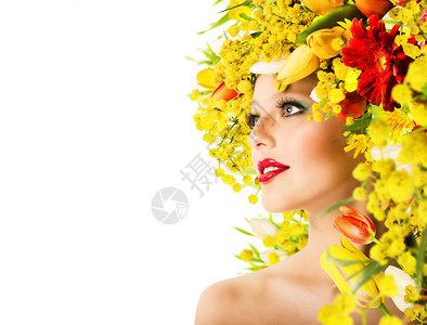 年轻漂亮的女人发型与鲜花和化妆图片