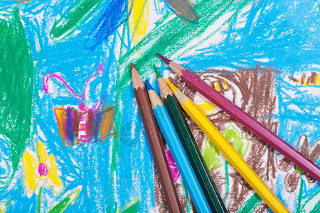 儿童图片背景上的几支彩色铅笔背景图片