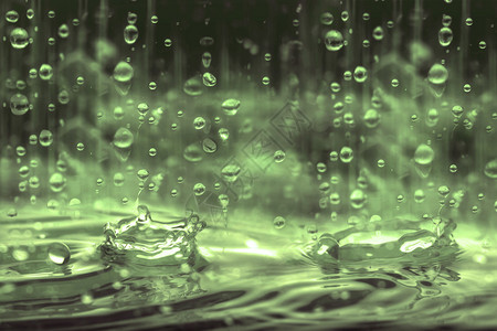 雨季滴落到地上时关闭雨水滴背景图片