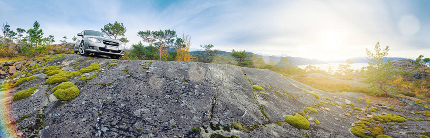 对挪威岩石和远处峡湾的全景观视图片