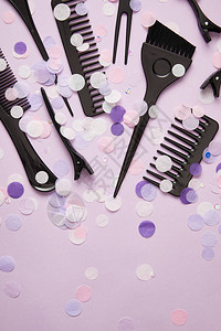 紫色美发和五彩纸屑的各种工具的顶视图背景图片