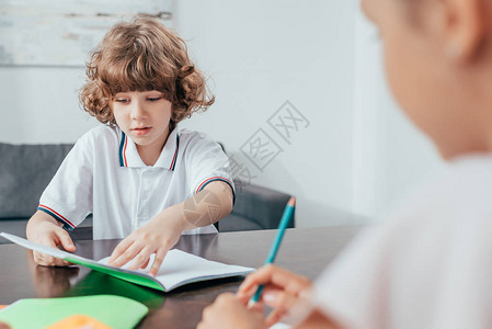 可爱的卷男孩做家庭作业姐在前图片