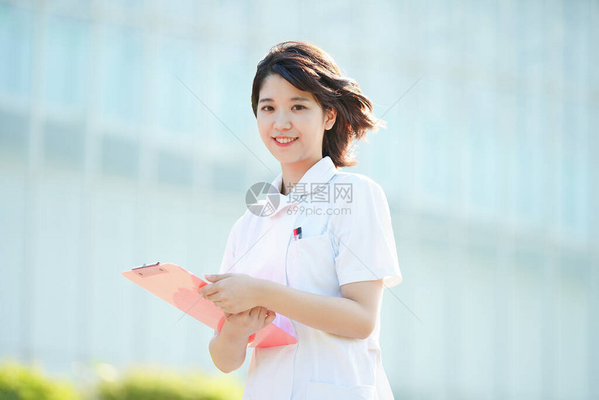 一名亚洲日语女护士在户外露图片