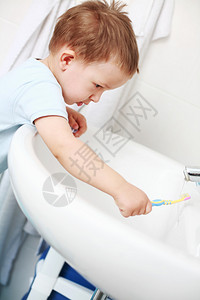 牙科护理小男孩洗牙图片