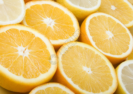 橙子和柠檬的特写图片