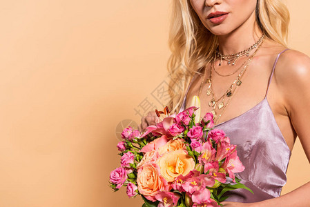 穿着紫罗兰花边裙的优雅女风景背景图片