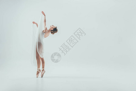 美丽的优雅芭蕾舞蹈在工作室图片