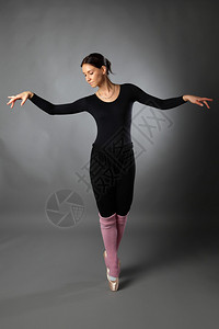 摆姿势的芭蕾舞演员图片