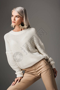 穿着白秋色毛衣的美丽优雅女子背景图片