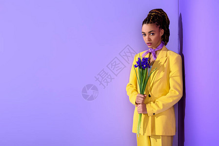 身穿黄色西装的非洲女孩穿着紫衣有潮流图片